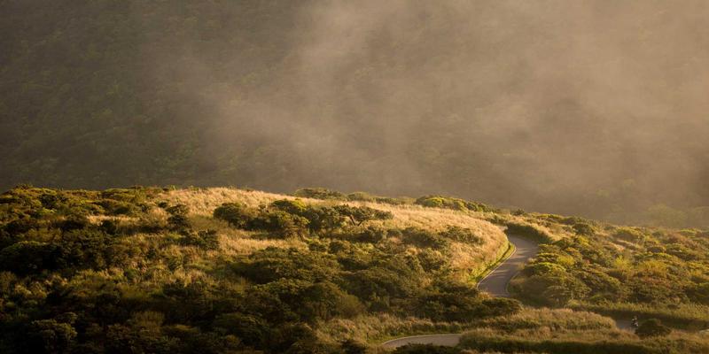 征服酷热：沙漠与炎热环境徒步装备全攻略——防晒、补水与散热系统搭建