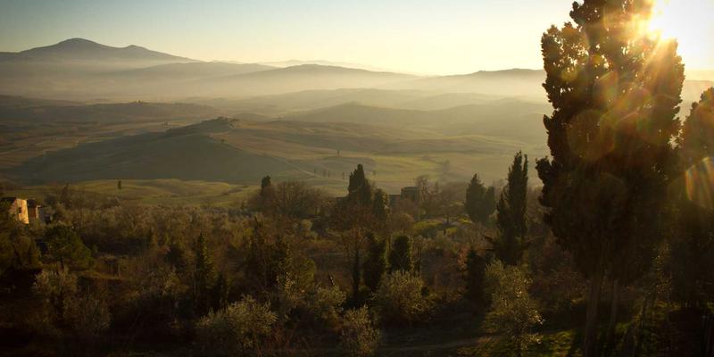 户外电源与太阳能充电设备选购全攻略：为长途露营探险打造可靠电力系统